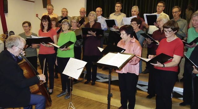 Der gemischte Chor des Gastgebers unter Leitung von Martin Angell (Cello).  | Foto: Gudrun Gehr