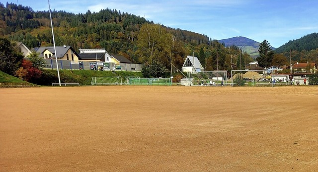 Dieser desolate Hartplatz in Hausen so...ersetzt werden. Aber mit welchem Geld?  | Foto: Edgar Steinfelder