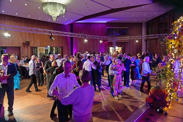 220 Gste kamen ins Kurhaus am Samstag...um traditionellen Vita-Classica-Ball.   | Foto: Hubert Gemmert