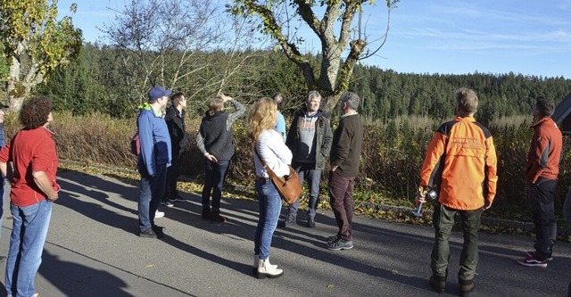 Die Teilnehmer begutachten die Bume in der Prinz-Max-Allee in Friedenweiler.   | Foto: Sonja Niederer