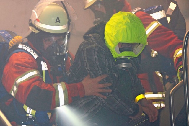 Rauch im Tunnel behinderte bei der Probe die Arbeit der Rettungskrfte.  | Foto: Rolf Reimann