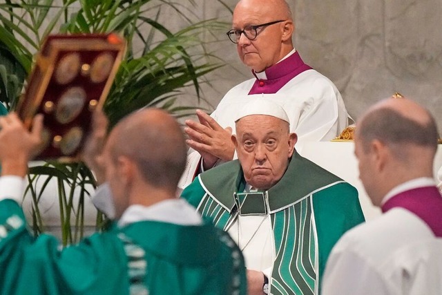 Papst Franziskus leitet zum Abschluss der Synode eine Messe im Petersdom.  | Foto: Gregorio Borgia (dpa)