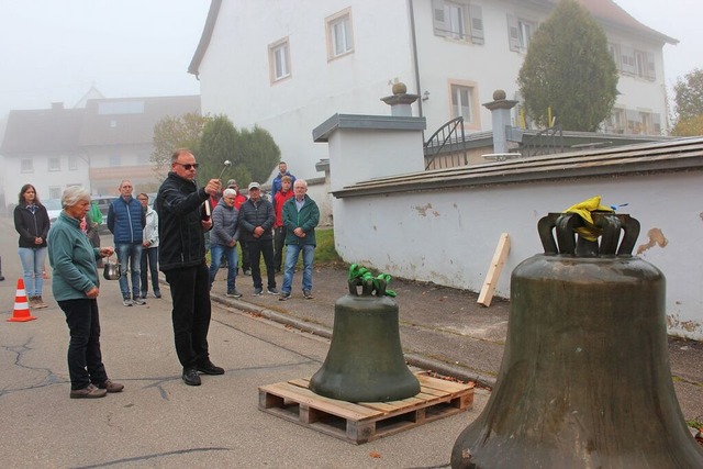 Die beiden letzten von vier Glocken se...Gelut in den Kirchturm gehievt wurde.  | Foto: Christa Maier