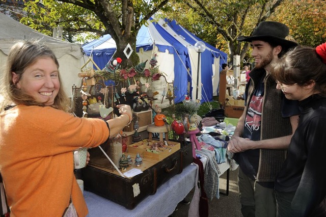 Der Koffermarkt beim Rathaus kam in de...ten Innenstadt am Sonntag sehr gut an.  | Foto: Bettina Schaller