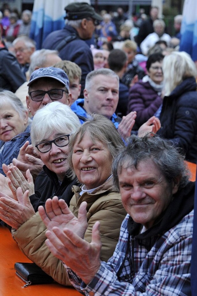 Viel Applaus gab es zur Erffnung von ...elen Gsten auf dem Lahrer Marktplatz.  | Foto: Bettina Schaller