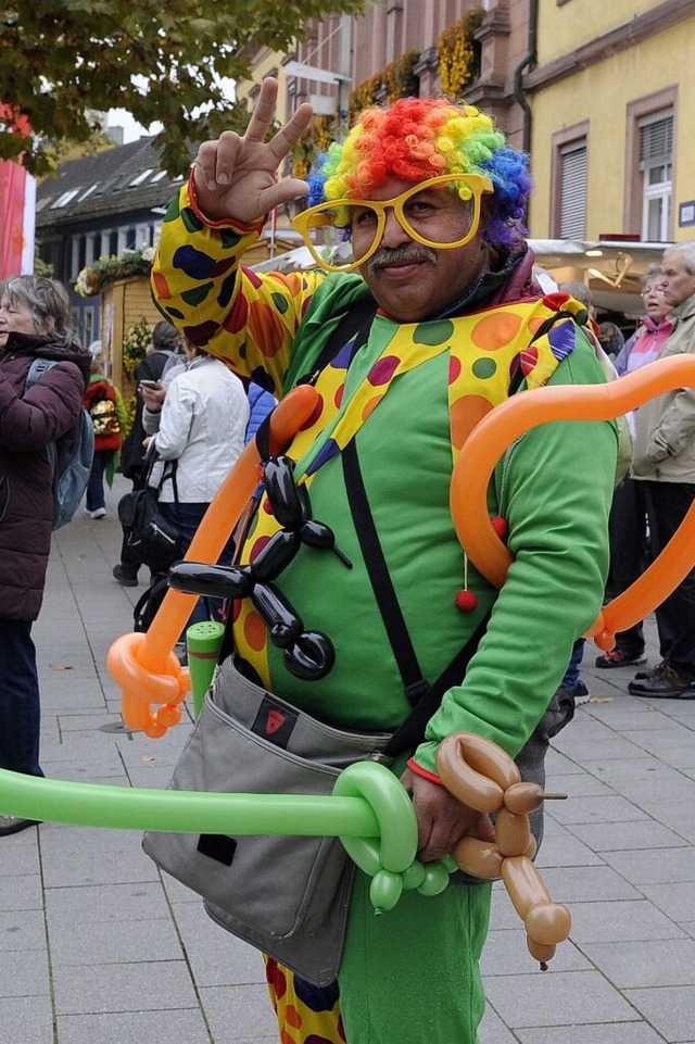 Ein Ballonknstler bringt Farbe auf den Rathausplatz.  | Foto: Bettina Schaller