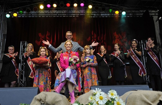 Birgit  I. ist gekrnt, die Chrysanthema kann beginnen.   | Foto: Bettina Schaller