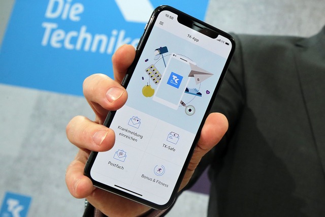 App statt Aktenordner: Mit der elektro...tphone griffbereit haben. (Symbolbild)  | Foto: Wolfgang Kumm/dpa