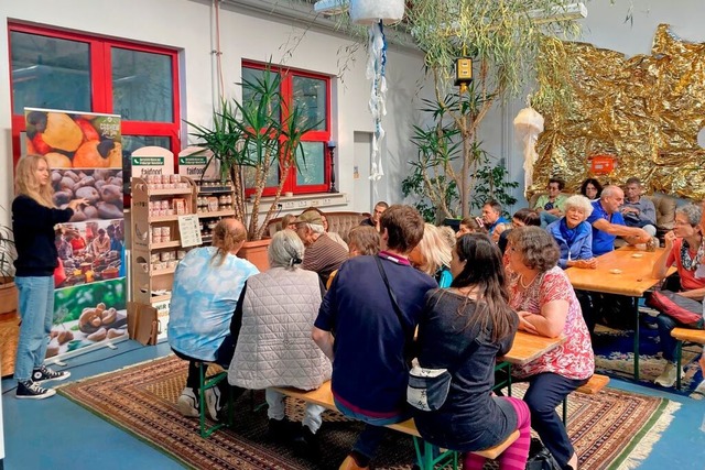 Jule Mayr (links) von &#8222;fairfood ...der BZ-Card-Inhaberinnen und -Inhaber.  | Foto: Karin Kleis