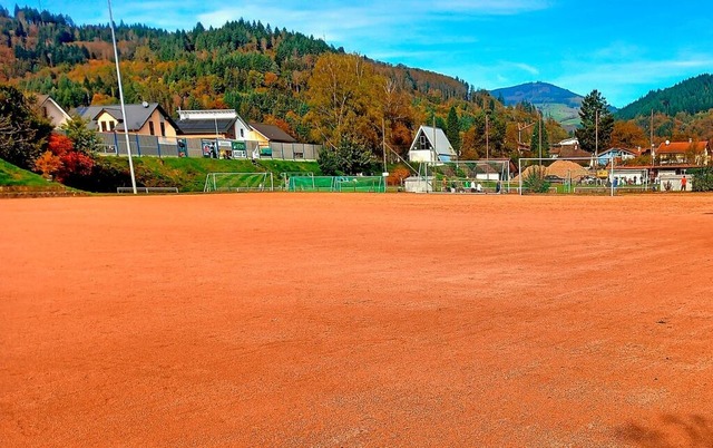 Dieser desolate Hartplatz in Hausen so...ersetzt werden. Aber mit welchem Geld?  | Foto: Edgar Steinfelder