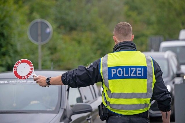 Seit Mitte September 2024 gibt es an a... vorbergehende Binnengrenzkontrollen.  | Foto: Harald Tittel (dpa)