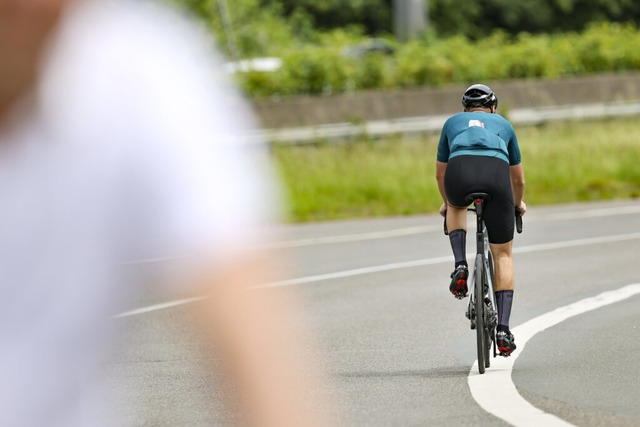 Ein Rennradfahrer wurde leicht verletz... einem Unfall am Freitag. (Symbolbild)  | Foto: Christoph Reichwein (dpa)