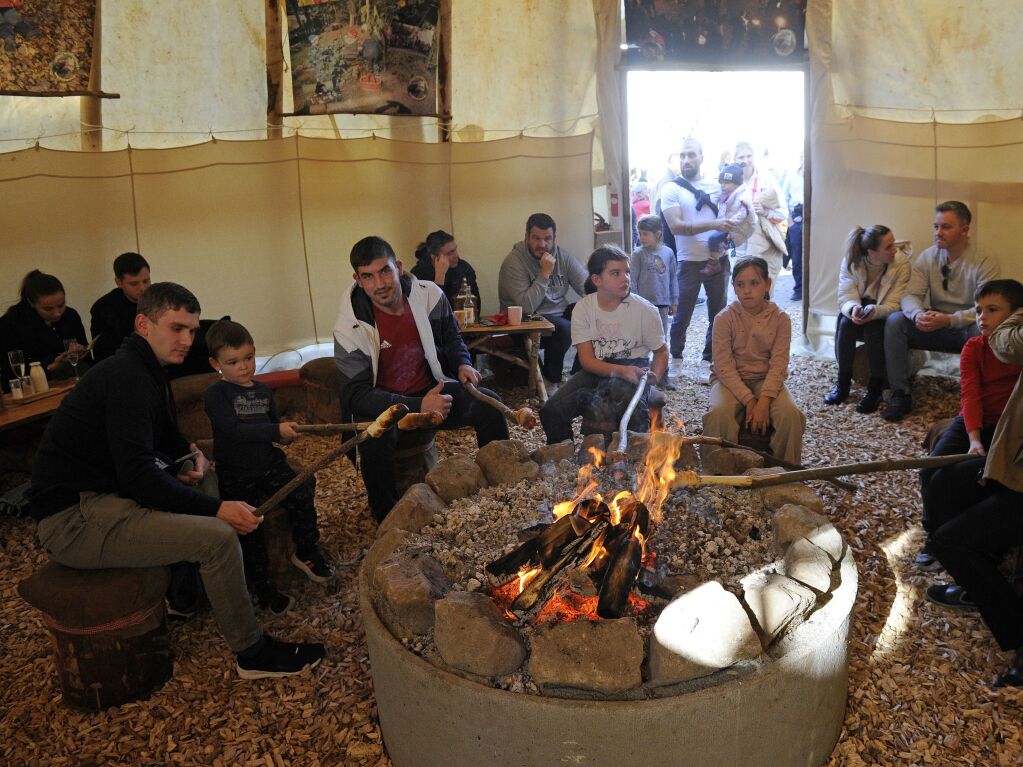 Stockbrotbacken im Flitzebogen-Tipi beim Rathaus