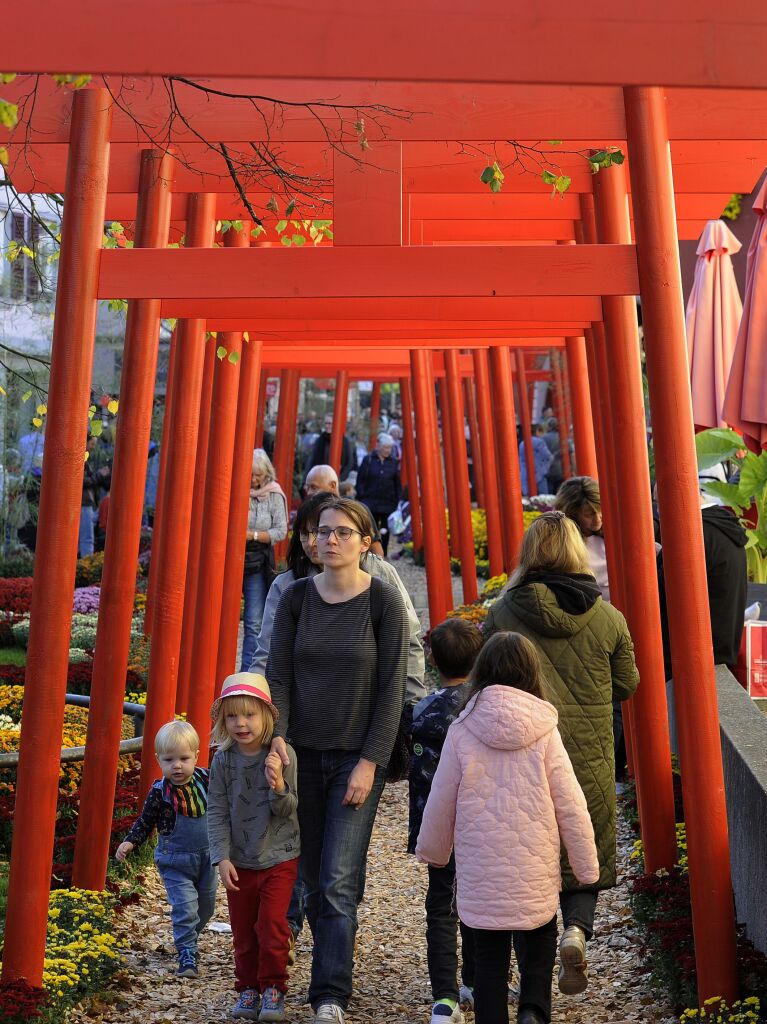 Einen japanischen Torii-Weg gibt es am Urteilsplatz.