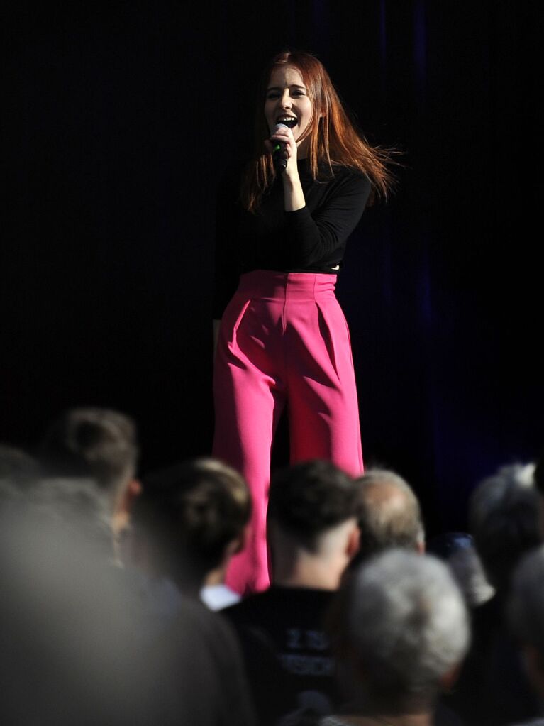 Pauline singt bei der Schlagerparty.