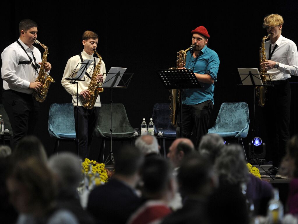 Ein Quartett der Musikschule spielte zum Empfang in der Mehrzweckhalle.