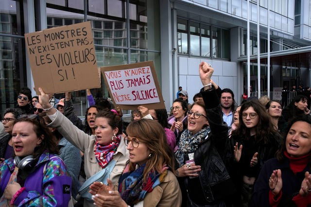 Vor dem Gericht demonstrieren Dutzende...t&uuml;tzerinnen der Kl&auml;gerinnen.  | Foto: Louise Delmotte/AP