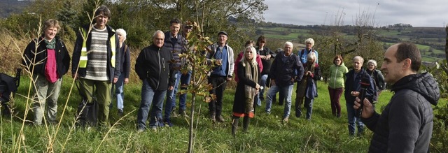 Frank Krumm (rechts) erlutert die Bewirtschaftung einer Streuobstwiese.  | Foto: Thomas Loisl Mink