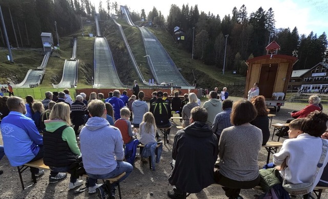 Die Schanzen im Blick:  kumenischer G...enst im Adler-Skistadion Hinterzarten.  | Foto: Joachim Hahne