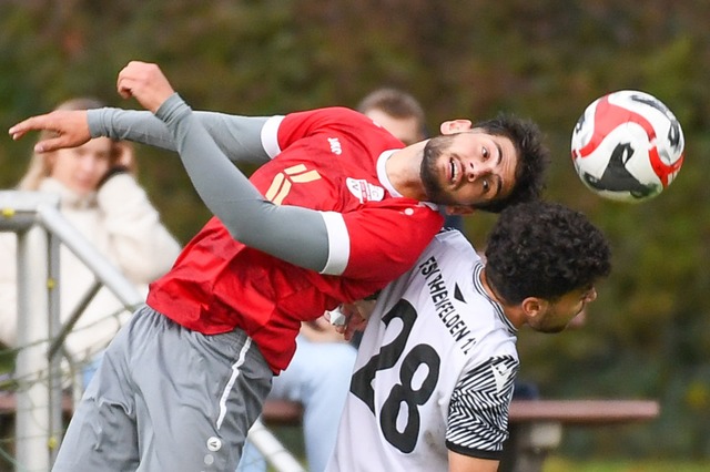 Yunus Kilic vom FC Wallbach (links) h...en Muhammad Al Shaer (Rheinfelden II).  | Foto: Gerd Grndl