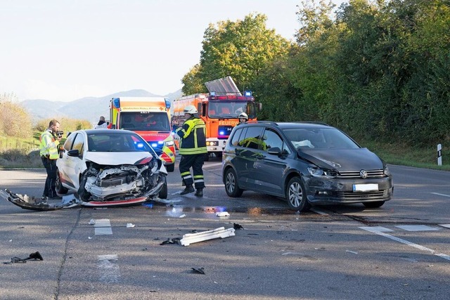 Die Feuerwehr im Einsatz an der Unfallstelle bei Neuenburg  | Foto: Volker Mnch