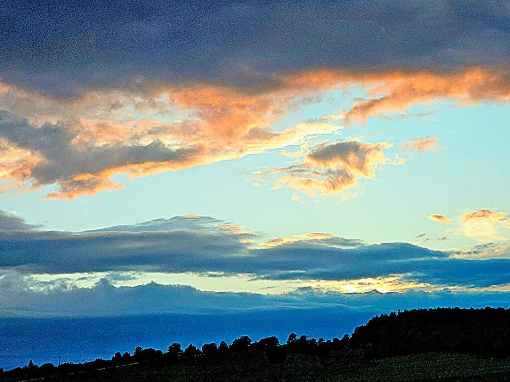 Am frhen Morgen oder am Abend zeigt sich im Herbst ein buntes Farbenspiel. Eine Aufnahme des Himmels ber Kirchzarten.