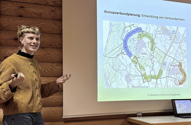 Linda Keil vom Planungsbro Inula aus ...n Entwurf des Biotopverbundplans vor.   | Foto: Erika Sieberts