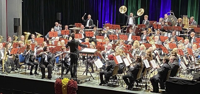 Die Stadtkapelle Lahr bei der Chrysanthemengala im Parktheater   | Foto: Bertold Obergfll