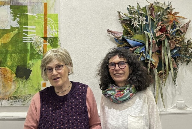 Birgit Weber (links) und Gabi Rauch zeigen zwei Werke der neuen Ausstellung.   | Foto: Regina Erb-Schalk