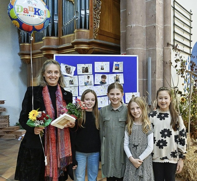 Carmen Jauch freut sich ber ein Absch...von vier Mdchen der Jacobuskantorei.   | Foto: Endrik Baublies