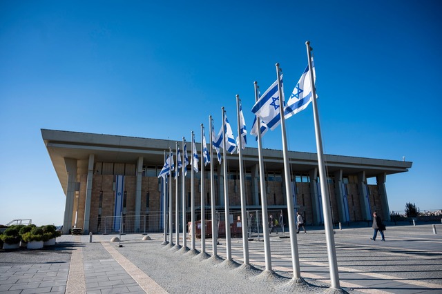 Das israelische Parlament, die Knesset...einer Terrororganisation erkl&auml;rt.  | Foto: Christophe Gateau/dpa