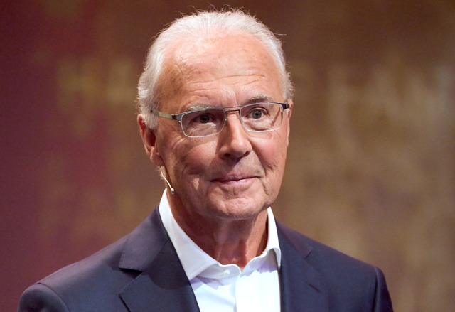 Die versammelte Fu&szlig;ball-Prominen...te Franz Beckenbauer beim Ballon d'Or.  | Foto: Ina Fassbender/dpa