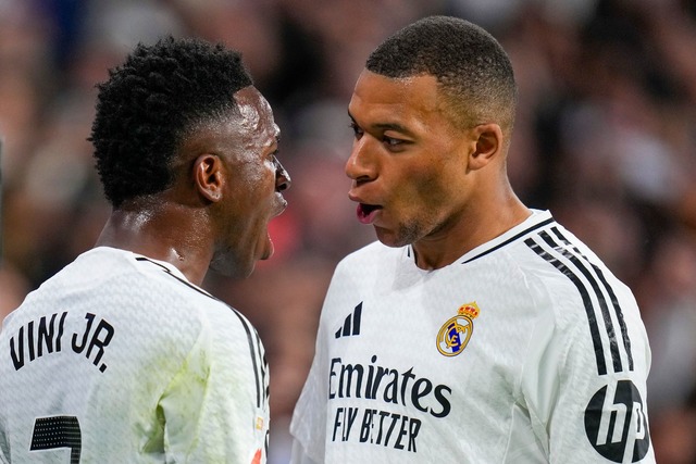 Vin&iacute;cius J&uacute;nior und Kyli...bei der Gala f&uuml;r den Ballon d'Or.  | Foto: Manu Fernandez/AP