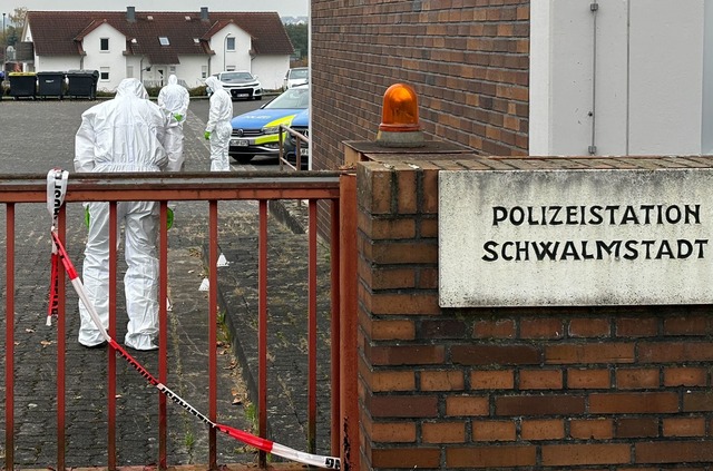 Vor der Polizeiwache in Schwalmstadt e...chseln &auml;hnlich" war. (Archivbild)  | Foto: Nicole Schippers/dpa