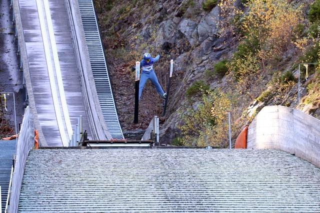 Herbstabschlussspringen auf grünen Matten im Adler Skistadion in Hinterzarten