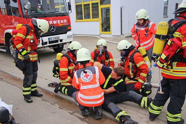 Gemeinsam ben die Feuerwehr und das DRK Eichstetten eine Rettung.  | Foto: Horst David