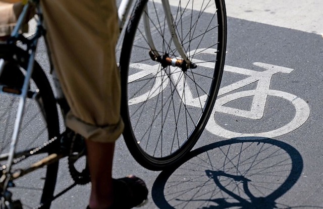 Am Montagnachmittag sind die Radfahrer...h nicht an die Verkehrsregeln hielten.  | Foto: Sven Hoppe (dpa)