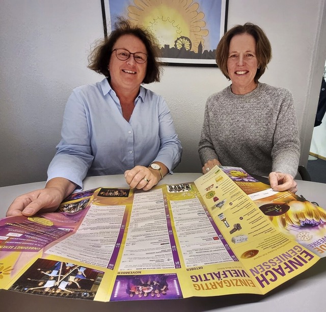 Friederike Ohnemus (links) und Martina...der traditionellen Lahrer Blumenschau.  | Foto: Wolfgang Knstle