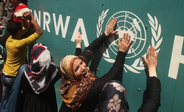 Pal&auml;stinenserinnen vor UNRWA-Schild (Archivbild)  | Foto: Ashraf Amra/APA Images via ZUMA Wire/dpa