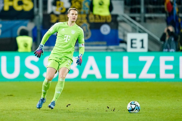 Vor einem Jahr strauchelten die Bayern...fgeweichten Rasen in Saarbr&uuml;cken.  | Foto: Uwe Anspach/dpa