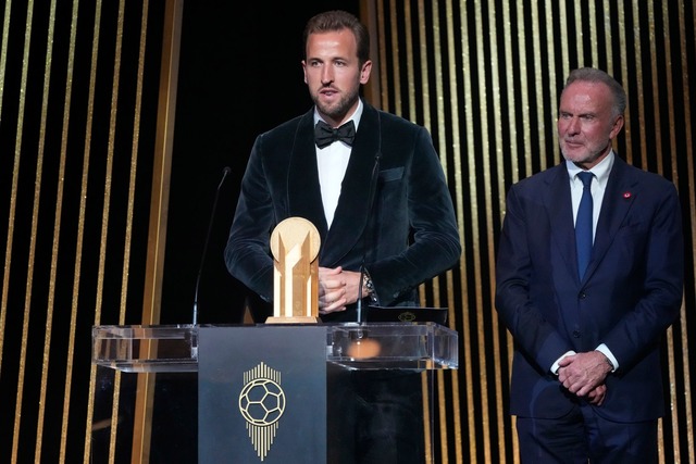 Harry Kane (l) bei der Ballon d'Or-Ver...ere Bayern-Chef Karl-Heinz Rummenigge.  | Foto: Michel Euler/AP