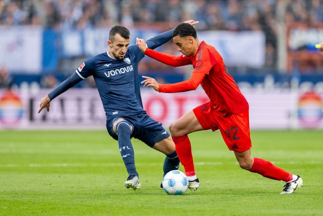 Jamal Musiala (r) spielte bei Bayerns 5:0 in Bochum gro&szlig; auf.  | Foto: David Inderlied/dpa