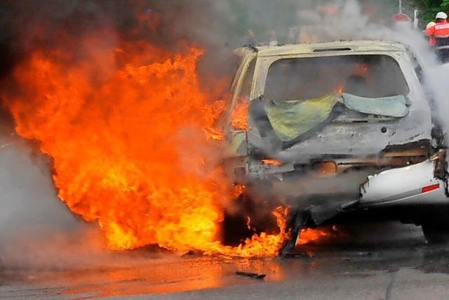 Auto brennt am Hochblauen komplett aus