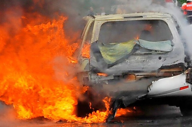 Passanten schafften es mit Feuerlösche...ter Kontrolle zu bringen. (Symbolfoto) | Foto: Patrick Seeger Passanten schafften es mit Feuerlösche...ter Kontrolle zu bringen. (Symbolfoto) | Foto: Patrick Seeger