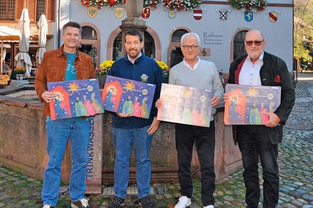 Sie prsentieren den Adventskalender d...ayer, Jochen Rdecke und Hermann Lanz.  | Foto: Rainer Ruther