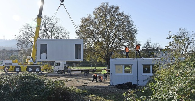 An diesem Dienstag wurden die Wohncontainer zum neuen Standort gebracht.   | Foto: Andrea Steinhart