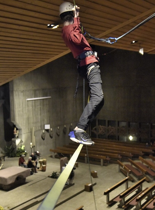 Vor zwei Jahren war die Nacht offenen Kirchen auf einer Slakline erlebbar.   | Foto: Markus Zimmermann