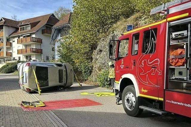 42-Jhrige prallt gegen Felswand – Auto kippt um