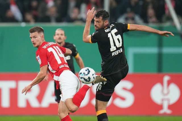 Der Karlsruher SC um Luca Pfeiffer (r)...Offenbach um Kristjan Arh Cesen durch.  | Foto: Thomas Frey/dpa