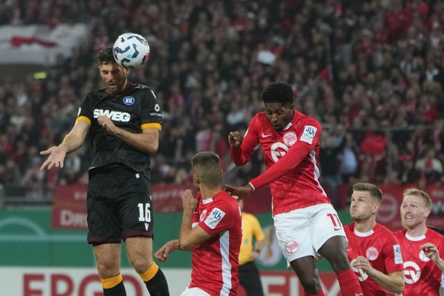 Die Kickers Offenbach um Boubacar Barr...dem Karlsruher SC lange Zeit Probleme.  | Foto: Thomas Frey/dpa